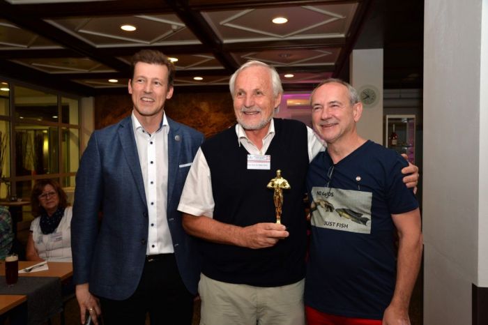 Verleihung des Goldenen Anton an Univ. Prof. Dr. Walter Hödl (v.l.n.r. DI Andreas Schramm, Dr, Walter Hödl, Dr. Anton Lamboj) Verleihung des Goldenen Anton an Univ. Prof. Dr. Walter Hödl (v.l.n.r. DI Andreas Schramm, Dr, Walter Hödl, Dr. Anton Lamboj)