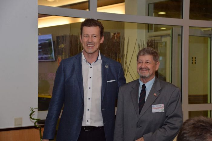 Verleihung der Ehrenmitgliedschaft des ÖVVÖ an Kons. Hans Esterbauer (v.l.n.r. DI Andreas Schramm, Kons. Hans Esterbauer) Verleihung der Ehrenmitgliedschaft des ÖVVÖ an Kons. Hans Esterbauer (v.l.n.r. DI Andreas Schramm, Kons. Hans Esterbauer)
