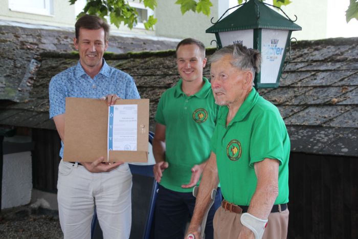 Verleihung der Ehrennadel mit Kranz an Harald Hackl (v.l.n.r: DI A. Schramm, Obmann R.Lechner, H. Hackl) Verleihung der Ehrennadel mit Kranz an Harald Hackl (v.l.n.r: DI A. Schramm, Obmann R.Lechner, H. Hackl)