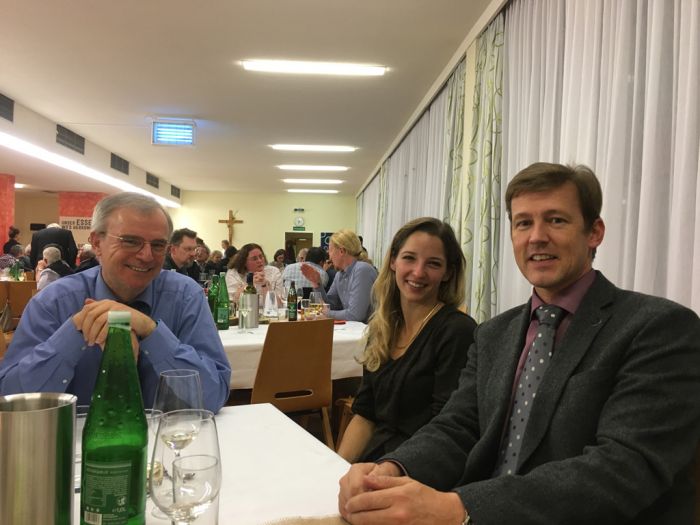 Ing. Andreas Huschka, Vizepräsident des ÖDAST und DI Andreas Schramm im Gespräch mit Lehrern der LFS Hollabrunn Ing. Andreas Huschka, Vizepräsident des ÖDAST und DI Andreas Schramm im Gespräch mit Lehrern der LFS Hollabrunn