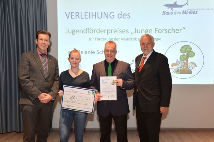 Jugendpreis "Junge Forscher" für Melanie Schwayer (v.l.n.r.: A.Schramm, M. Schwayer, S. Roehl, W. Hödl) Jugendpreis "Junge Forscher" für Melanie Schwayer (v.l.n.r: A.Schramm, M. Schwayer, S. Roehl, W. Hödl)