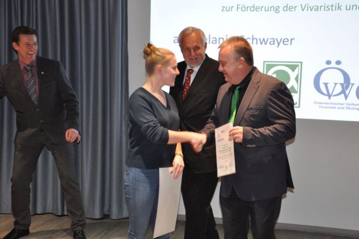 Sven Roehl von der Firma JBL gratuliert der Gewinnerin Melanie Schwayer Sven Roehl von der Firma JBL gratuliert der Gewinnerin Melanie Schwayer